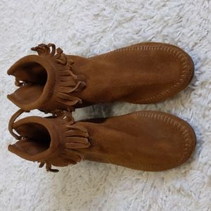 Minnetonka Fringed Moccasins - size 5 women's